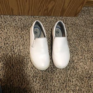 I’m selling a pair of nurse mates slip on shoes in size 6